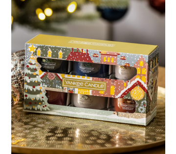 De Giftset Yankee Candle Passport to the Holidays staat op een goudkleurige schaal.