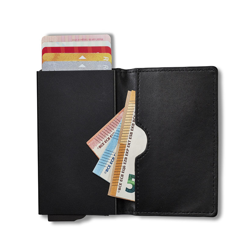 RFID pasjeshouder van zwart leer, ruimte voor biljetten, 7 pasjes en visitekaartjes.