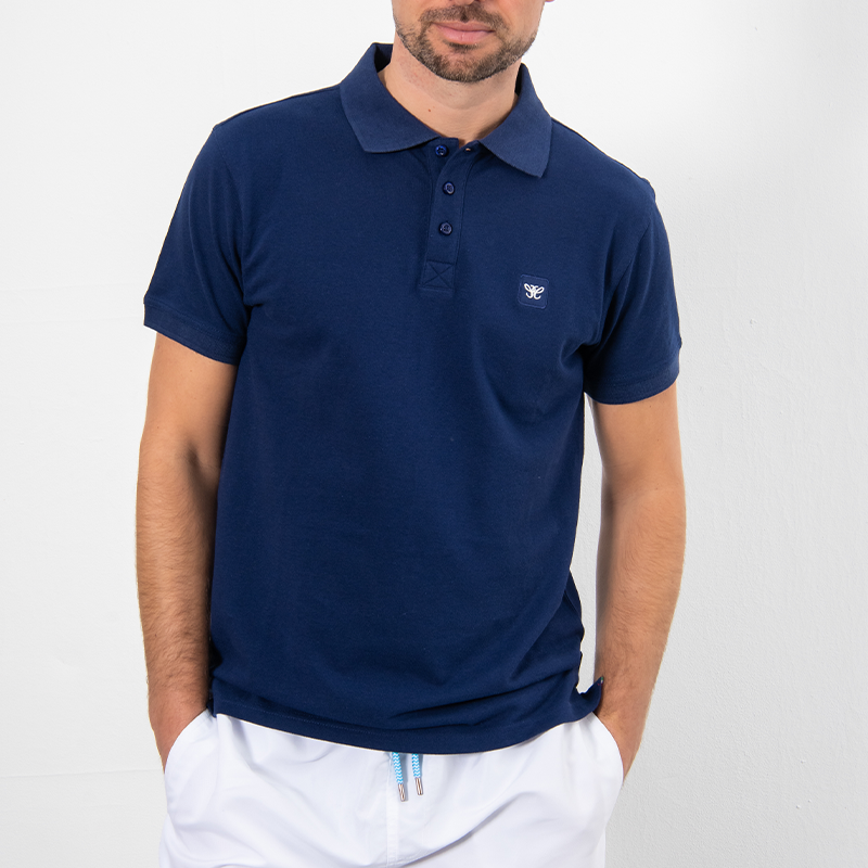 Een model draagt de Cappuccino Polo Plain Pique.