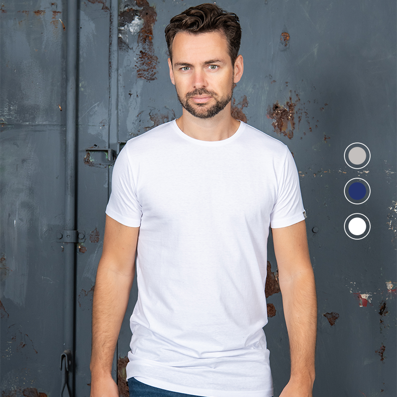 Het model draagt een Cappuccino Igor t-shirt. met alle kleuren opties Het model draagt een Cappuccino Igor t-shirt. met alle kleuren opties