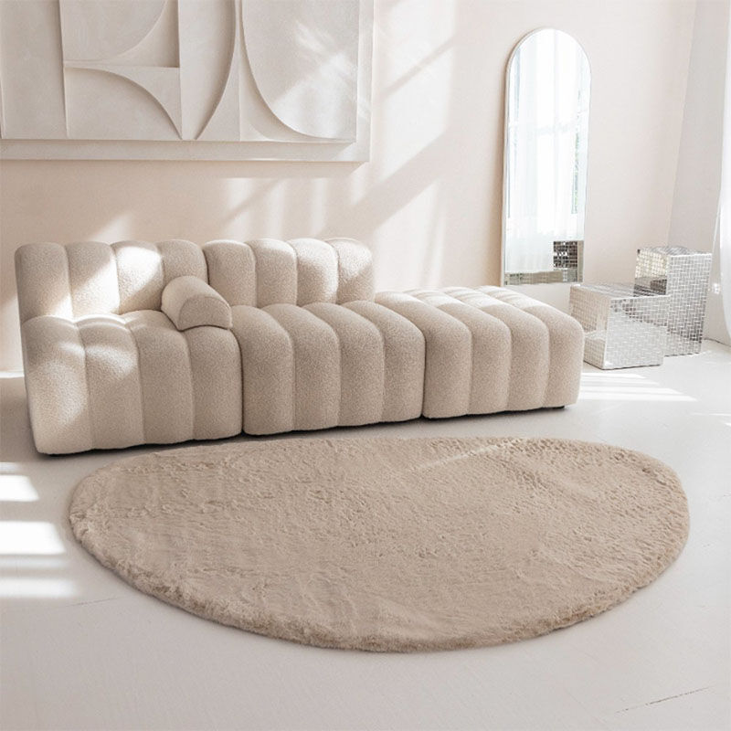 Het Grandstone Comfy vloerkleed in de kleur beige ligt in de woonkamer.