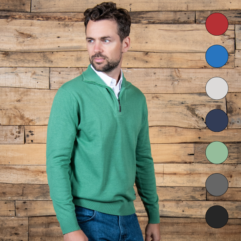 Model die de Cappuccino Trui met Kraag en Rits Como draagt in het groen met alle kleuren opties Model die de Cappuccino Trui met Kraag en Rits Como draagt in het groen met alle kleuren opties