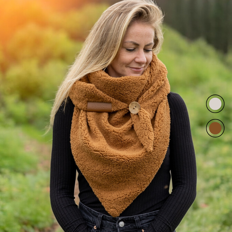 model die de DSTRCT Teddy Wikkelsjaal draagt im de kleur cognac en 2 kleuren opties