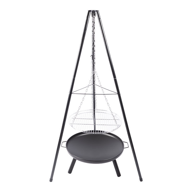De RedFire Barbecue Tripod El Paso met Vuurschaal. De RedFire Barbecue Tripod El Paso met Vuurschaal.