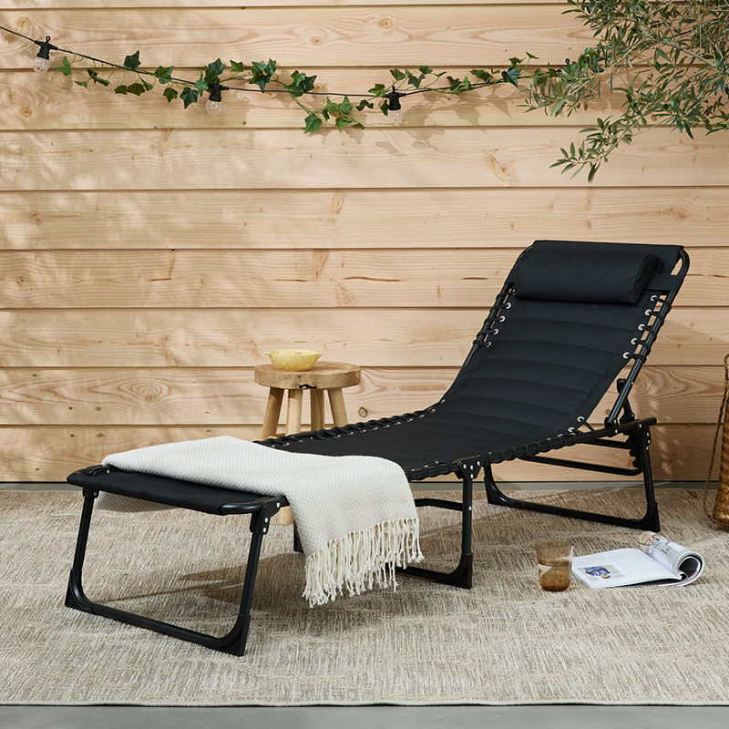Het 909 Outdoor Ligbed met Padding staat in de tuin. Het 909 Outdoor Ligbed met Padding staat in de tuin.