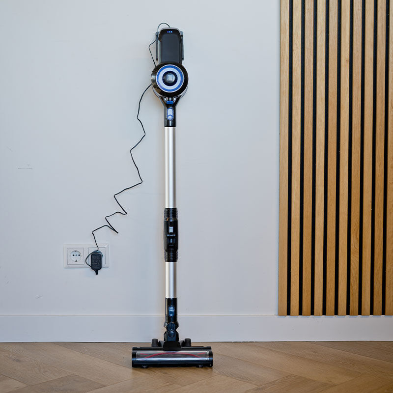 De Nexxt Draadloze 2-in-1 Knikstang Steelstofzuiger. De Nexxt Draadloze 2-in-1 Knikstang Steelstofzuiger.