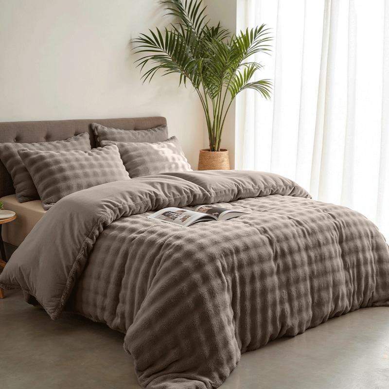 Sleeptime Teddy Pom Pom Dekbedovertrekset in taupe.