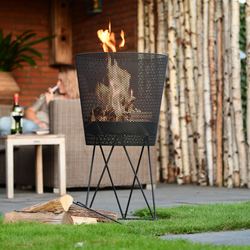 RedFire Vuurkorf Amarillo in sfeersetting met vuur. RedFire Vuurkorf Amarillo in sfeersetting met vuur.