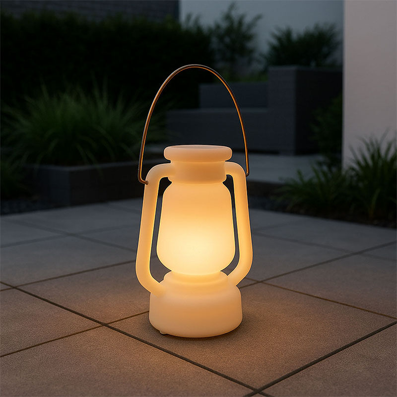 De lantaarn straalt warm licht uit op een tegelterras in de avond, zonder extra tekst. De lantaarn straalt warm licht uit op een tegelterras in de avond, zonder extra tekst.