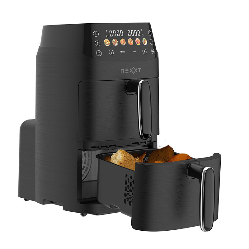 Nexxt Double Stack Airfryer met open lade gevuld met snacks.
