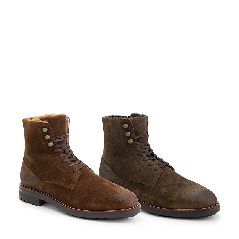 Cognac en kaki suède herenlaarzen met wollen voering van Travelin’ Hosio