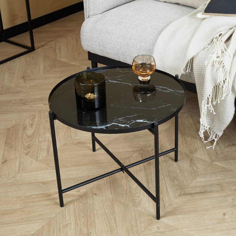 De Lifa Living Marmerlook Tafel Xavier staat in de woonkamer.