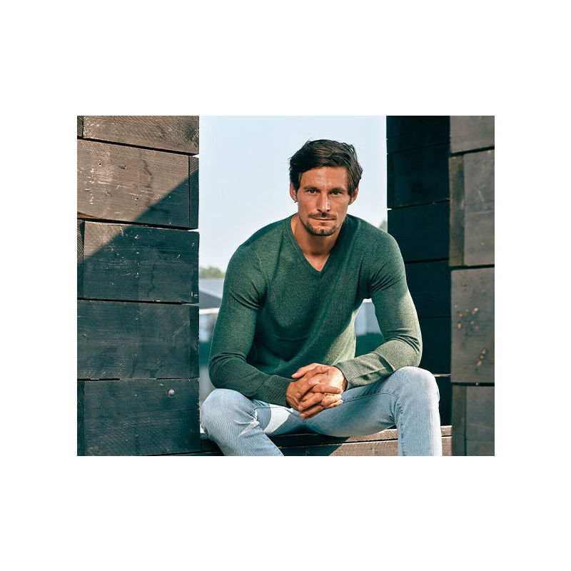 Een man draagt de Mario Russo Pullover V-hals in de kleur groen.