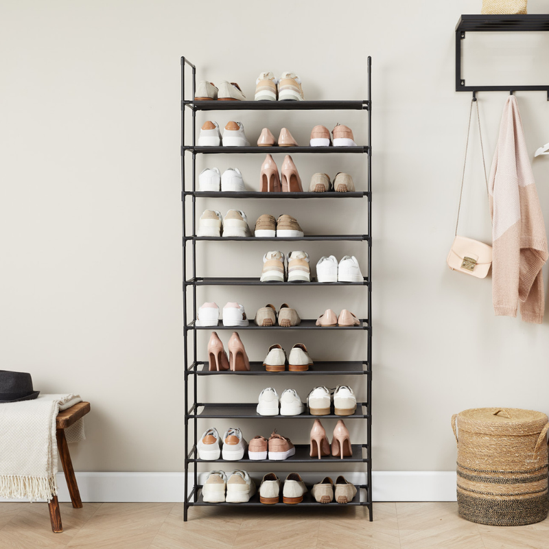 Het Lifa Living Schoenenrek staat in de kamer.