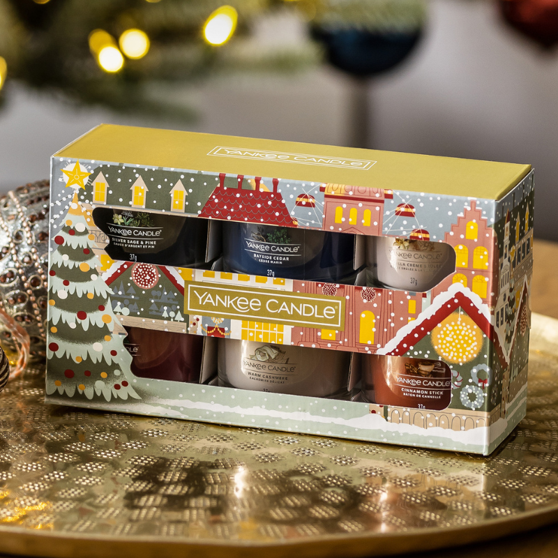 De Giftset Yankee Candle Passport to the Holidays staat op een goudkleurige schaal.